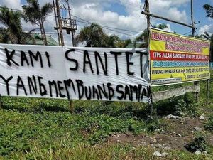 Spanduk Jangan Buang Sampah Sembarangan yang Nggak Biasa, Pake Disumpahin Spanduk Jangan Buang Sampah Sembarangan yang Nggak Biasa, Pake Disumpahin