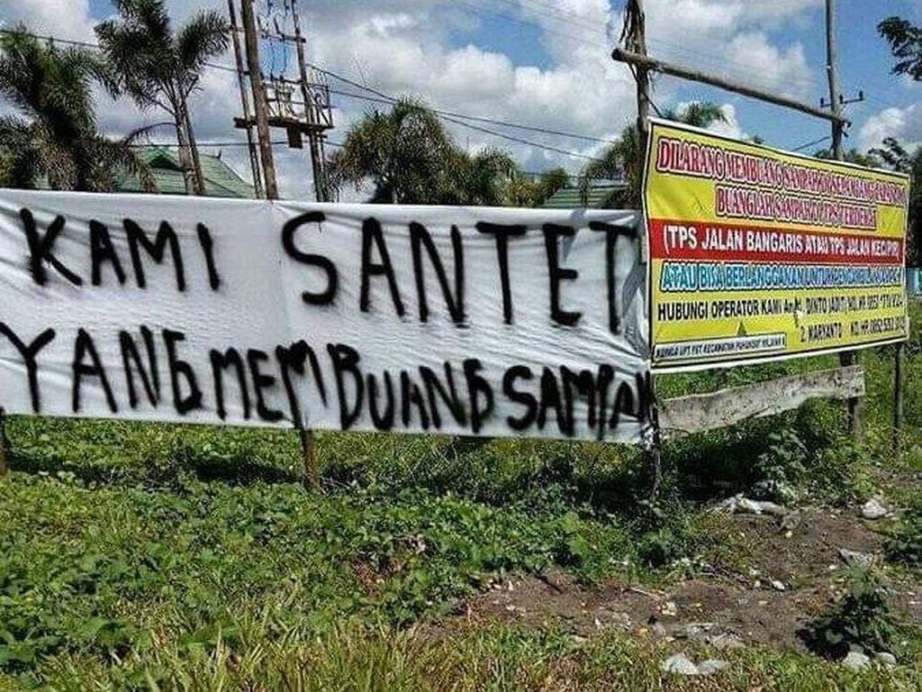 Spanduk Jangan Buang Sampah Sembarangan yang Nggak Biasa, Pake Disumpahin Spanduk Jangan Buang Sampah Sembarangan yang Nggak Biasa, Pake Disumpahin
