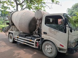 Tak Kuat Menanjak, Truk Molen Mundur hingga Tabrak Pemotor di Depok