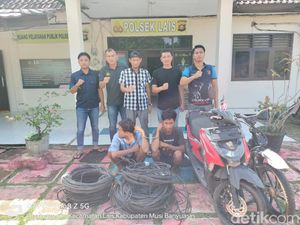 Tampang Dua Pencuri Kabel Penerangan Jalan yang Bikin Satu Desa Gelap Tampang Dua Pencuri Kabel Penerangan Jalan yang Bikin Satu Desa Gelap