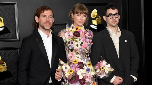 In this handout photo courtesy of The Recording Academy, (L-R) Aaron Dessner, Taylor Swift and Jack Antonoff attend the 63rd Annual Grammy Awards at Los Angeles Convention Center in Los Angeles on March 14, 2021. (Photo by Kevin Mazur / The Recording Academy / AFP) / RESTRICTED TO EDITORIAL USE - MANDATORY CREDIT 