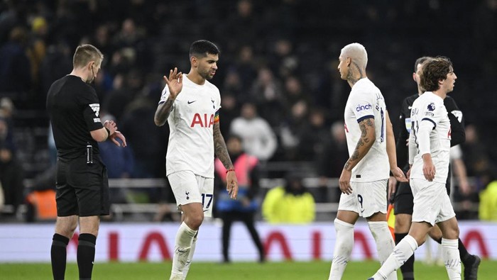 Soccer Football - Premier League - Tottenham Hotspur v West Ham United - Tottenham Hotspur Stadium, London, Britain - December 7, 2023 Tottenham Hotspurs Cristian Romero, Richarlison and Bryan Gil look dejected as referee Michael Salisbury looks on after the match REUTERS/Tony Obrien NO USE WITH UNAUTHORIZED AUDIO, VIDEO, DATA, FIXTURE LISTS, CLUB/LEAGUE LOGOS OR LIVE SERVICES. ONLINE IN-MATCH USE LIMITED TO 45 IMAGES, NO VIDEO EMULATION. NO USE IN BETTING, GAMES OR SINGLE CLUB/LEAGUE/PLAYER PUBLICATIONS.