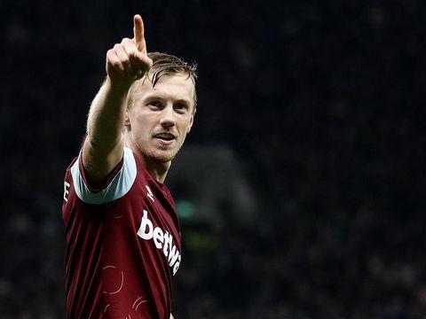 West Ham United's English midfielder #07 James Ward-Prowse celebrates scoring the team's second goal during the English Premier League football match between Tottenham Hotspur and West Ham United at Tottenham Hotspur Stadium in London, on December 7, 2023. (Photo by Ian Kington / IKIMAGES / AFP) / RESTRICTED TO EDITORIAL USE. No use with unauthorized audio, video, data, fixture lists, club/league logos or 'live' services. Online in-match use limited to 45 images, no video emulation. No use in betting, games or single club/league/player publications.