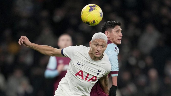 West Hams Edson Alvarez, right, fights for the ball with Tottenhams Richarlison during the English Premier League soccer match between Tottenham Hotspur and West Ham United at the Tottenham Hotspur Stadium in London, England, Thursday, Dec. 7, 2023. (AP Photo/Kin Cheung)