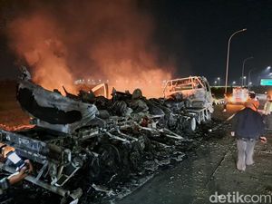 Penampakan Truk Tangki Metanol yang Terbakar Hebat di Tol Jombang