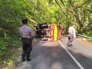 Truk Terguling di Tanjakan Dlingo Bantul, Jalan Sempat Ditutup