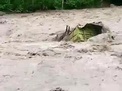 Momen Truk Pengambil Pasir Hanyut Terseret Arus Sungai di Banjarnegara