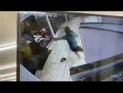 Viral Tukang Parkir di Sidoarjo Lari Terbirit-birit Dibacok Orang Tak Dikenal