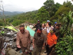 Wabup Sukabumi Dampingi Kepala BNPB Tinjau Retakan Tanah Cireunghas