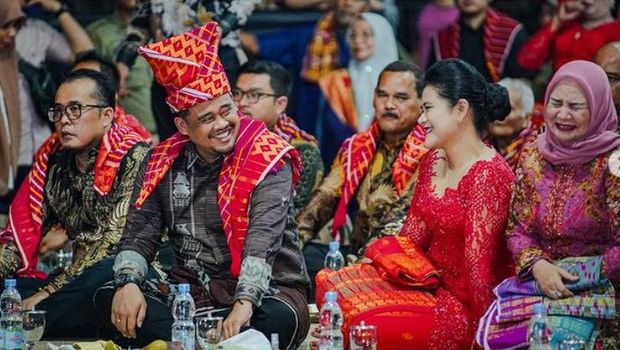 Wali Kota Medan Bobby Nasution dan istrinya Kahiyang Ayu saat hadiri acara Merdang Merdem Kerja Tahun 2023. (Foto: Instagram @Bobbynst)