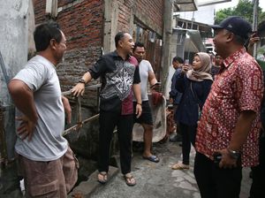 Walkot Eri Akan Kembalikan Fungsi Saluran di Lokasi Genangan Setinggi Perut Walkot Eri Akan Kembalikan Fungsi Saluran di Lokasi Genangan Setinggi Perut