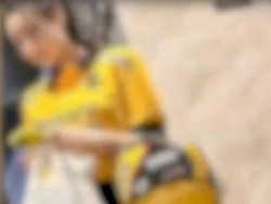 Viral Selebgram Pakai Baju Kurir Ojol dan Rok Mini, Dianggap Melecehkan