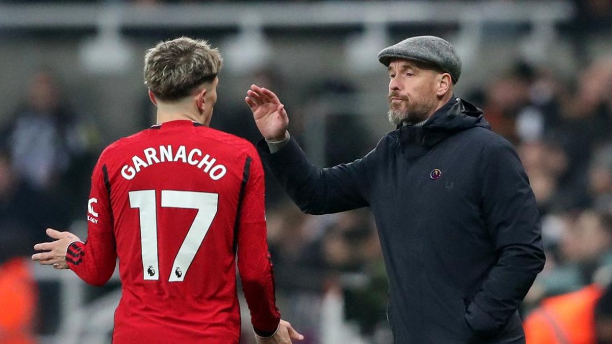Alejandro Garnacho dan pelatihnya di Manchester United, Erik ten Hag. Foto: REUTERS/SCOTT HEPPELL