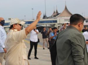 Prabowo Naik Helikopter Menuju Gunung Marapi Usai Mendarat di Sumbar