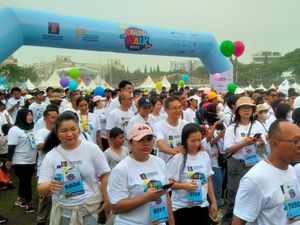 Ribuan Orang Ramaikan Jalan Sehat Penuh Warna di Tangerang