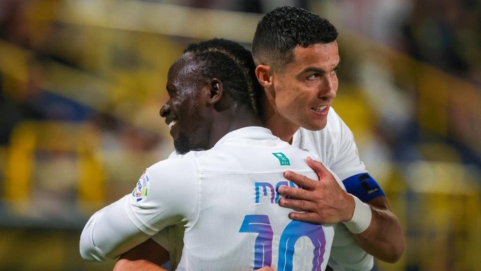 Nassrs Portuguese forward #07 Cristiano Ronaldo (R) celebrates his goal with Nassrs Senegalese Forward #10 Sadio Mane during the Saudi Pro League football match between Al-Nassr and Al-Riyadh at al-Awwal Park Stadium in Riyadh on December 8, 2023. (Photo by Fayez NURELDINE / AFP)