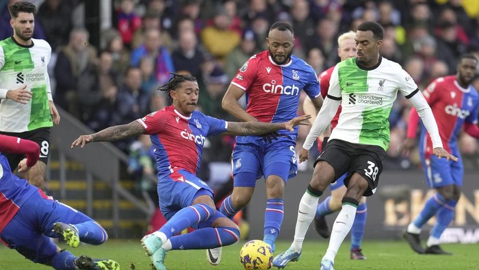 Crystal Palaces Chris Richards, centre left, kicks the ball ahead of Liverpools Ryan Gravenberch, right, during the Premier League soccer match between Crystal Palace and Liverpool at Selhurst Park, in London, England, Saturday, Dec. 9, 2023. (AP Photo/Kin Cheung)