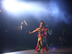 Dewi Gita Membius Warga Sukabumi Lewat Tari Kandagan Khas Sunda