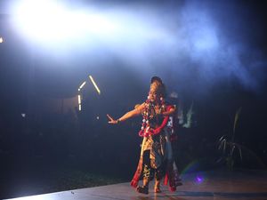 Dewi Gita Membius Warga Sukabumi Lewat Tari Kandagan Khas Sunda Dewi Gita Membius Warga Sukabumi Lewat Tari Kandagan Khas Sunda