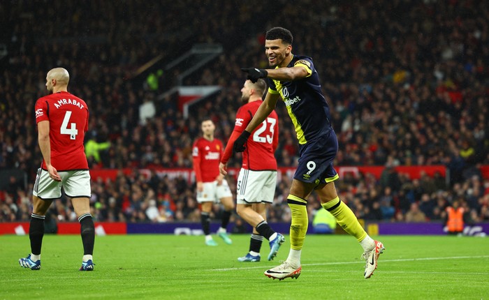 Soccer Football - Premier League - Manchester United v AFC Bournemouth - Old Trafford, Manchester, Britain - December 9, 2023 AFC Bournemouths Dominic Solanke celebrates scoring their first goal REUTERS/Molly Darlington NO USE WITH UNAUTHORIZED AUDIO, VIDEO, DATA, FIXTURE LISTS, CLUB/LEAGUE LOGOS OR LIVE SERVICES. ONLINE IN-MATCH USE LIMITED TO 45 IMAGES, NO VIDEO EMULATION. NO USE IN BETTING, GAMES OR SINGLE CLUB/LEAGUE/PLAYER PUBLICATIONS.