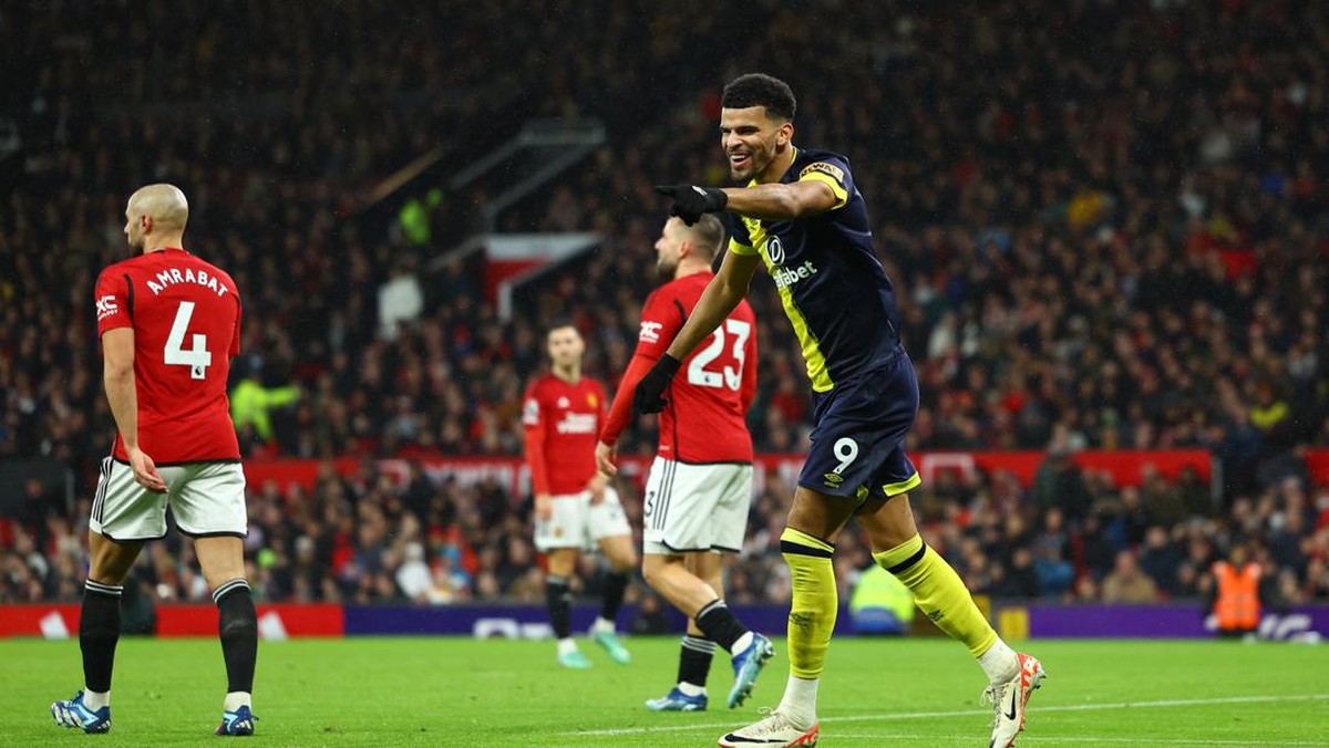 Solanke merayakan golnya ke gawang MU. Foto: REUTERS/MOLLY DARLINGTON