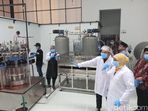 Khofifah Resmikan Pabrik Minuman Soda Ponpes An-Nur 2 Malang Khofifah Resmikan Pabrik Minuman Soda Ponpes An-Nur 2 Malang