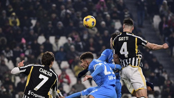 Juventus Federico Gatti, right, scores during the Serie A soccer match between Juventus and Napoli, at the Allianz stadium in Turin, Italy, Friday, Dec. 8, 2023. (Marco Alpozzi/LaPresse via AP)