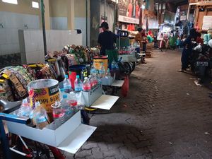 Menelusuri Kampung Starling yang Nyempil di Tengah Bangunan Megah Ibu Kota Menelusuri Kampung Starling yang Nyempil di Tengah Bangunan Megah Ibu Kota