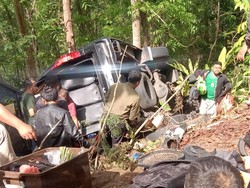 Minibus Terjun ke Jurang Cinomati, 9 Luka-1 Meninggal
