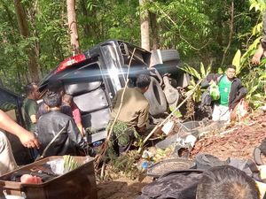 Minibus Terjun ke Jurang Cinomati, 9 Luka-1 Meninggal Minibus Terjun ke Jurang Cinomati, 9 Luka-1 Meninggal