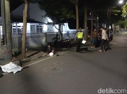 Pemotor Diduga Mabuk Tewas Tabrak Pohon di Makassar