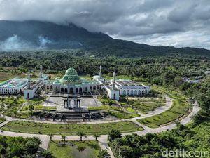Melihat Kemegahan Masjid Agung Natuna Melihat Kemegahan Masjid Agung Natuna