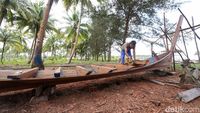 Melihat Pembuatan Kapal Pompong di Natuna