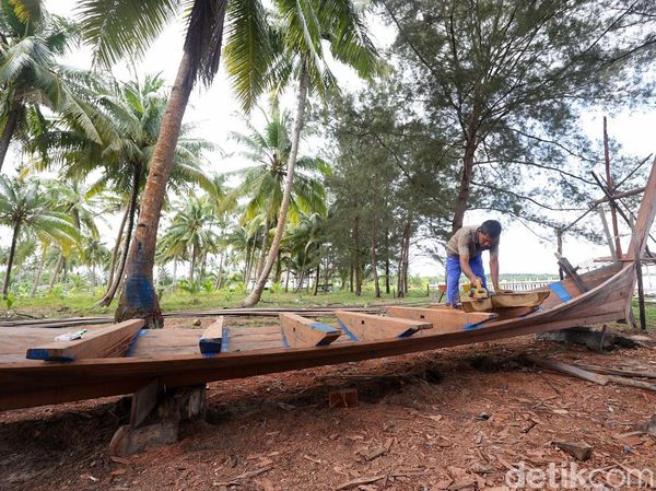 Melihat Pembuatan Kapal Pompong di Natuna