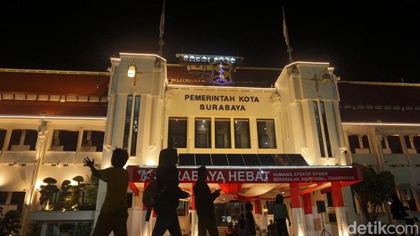 Menikmati Malam di Taman Surya Balai Kota Surabaya
