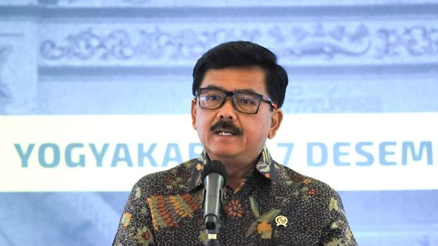 Menteri ATR/BPN Hadi Tjahjanto menyerahkan sertifikat tanah Kasultanan dan Kadipaten di DIY/Dok. Kementerian ATR/BPN