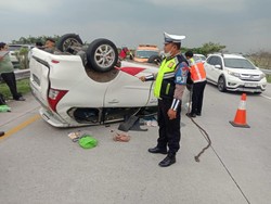 Xenia Terbalik di Tol Jombang gegara Pecah Ban, 2 Penumpang Luka