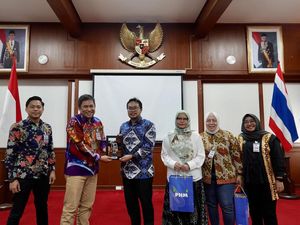 Nasabah PNM Mekaar Belajar Tips Persaingan Produk di KBRI Bangkok Nasabah PNM Mekaar Belajar Tips Persaingan Produk di KBRI Bangkok