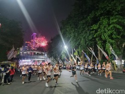 Peserta KIP Nite Run 2023 Dilepas dengan Pesta Kembang Api di Grahadi