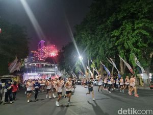 Peserta KIP Nite Run 2023 Dilepas dengan Pesta Kembang Api di Grahadi Peserta KIP Nite Run 2023 Dilepas dengan Pesta Kembang Api di Grahadi