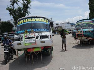 Penampakan Bus Moncong di Waingapu, Pernah Dinaiki Megawati Kampanye Penampakan Bus Moncong di Waingapu, Pernah Dinaiki Megawati Kampanye
