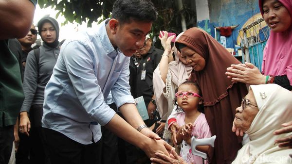 Potret Gibran Kampanye Blusukan di Cempaka Putih Jakarta