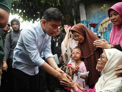 Potret Gibran Kampanye Blusukan di Cempaka Putih Jakarta