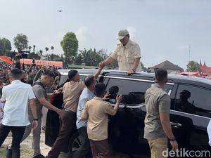 Kunjungi Korban Marapi, Prabowo Disambut Teriakan Presiden hingga Pak Gemoy Kunjungi Korban Marapi, Prabowo Disambut Teriakan Presiden hingga Pak Gemoy