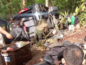 Minibus Terjun ke Jurang Cinomati Ternyata Rombongan Piknik Asal Surabaya Minibus Terjun ke Jurang Cinomati Ternyata Rombongan Piknik Asal Surabaya
