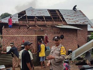 21 Rumah di Lubuklinggau Rusak Diterjang Puting Beliung dan Hujan Deras 21 Rumah di Lubuklinggau Rusak Diterjang Puting Beliung dan Hujan Deras