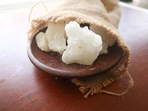 Dokter Kulit Sebut Tawas Aman-aman Saja Dijadikan Deodoran, tapi... Dokter Kulit Sebut Tawas Aman-aman Saja Dijadikan Deodoran, tapi...