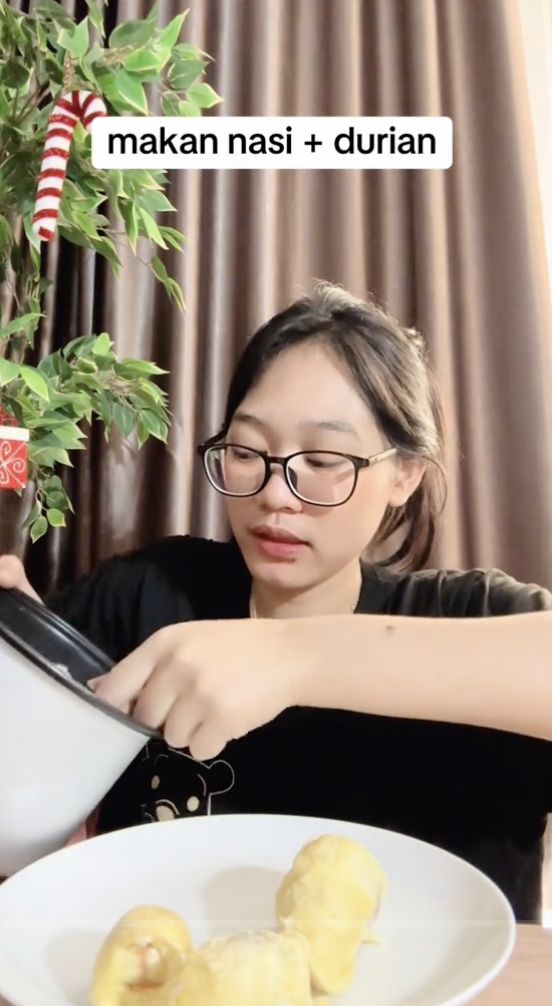 Wanita Ini Sarapan Nasi Pakai Durian, Netizen Sebut 'Sakit Jiwa'
