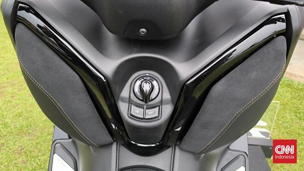 Yamaha Xmax Tech Max meluncur di Bogor, Sabtu (9/12/2023), dengan harga Rp71,3 juta. Skutik bongsor kasta tertinggi maxi ini menggunakan warna khusus Magma Black dan berbagai aksesori dari Eropa.