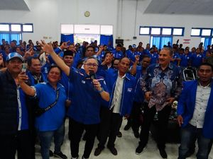 Kunjungi Waingapu, Zulhas Disambut Antusias sampai Joget Bareng Emak-emak